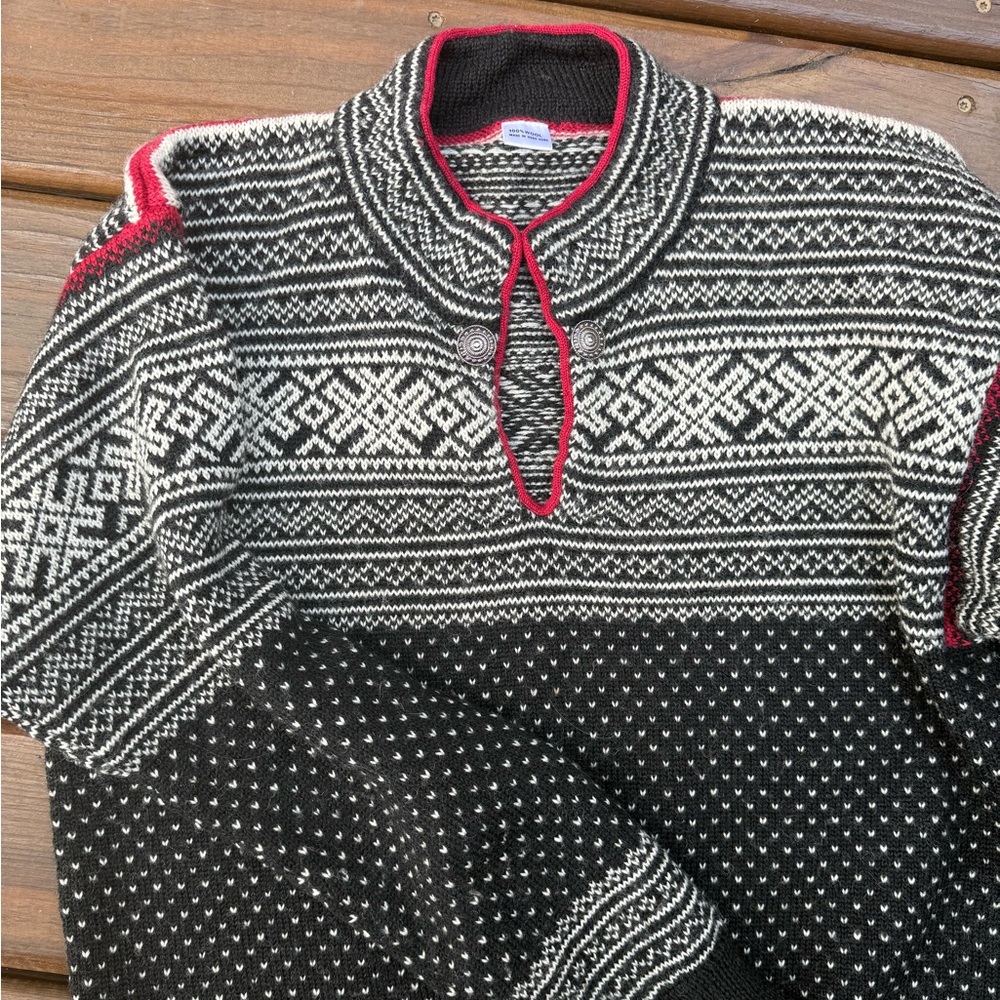 Black and White Scandinavian wool sweater